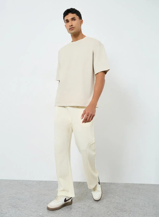 ستايلي تيشيرت بقصة واسعة وطبعة جرافيك خلفية